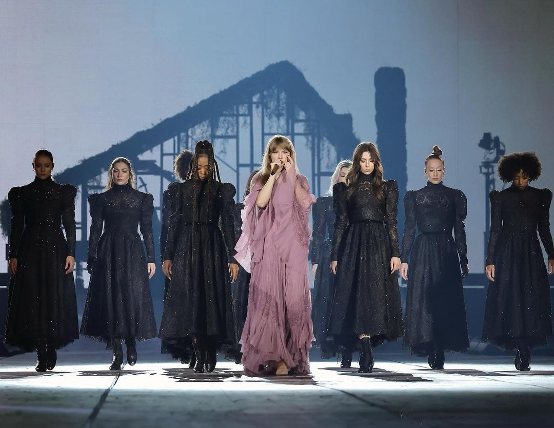 Taylor Swift cambia de registro con este vestido firmado por Alberta Ferreti confecciondo con gasa y adornos de cristal en color malva.