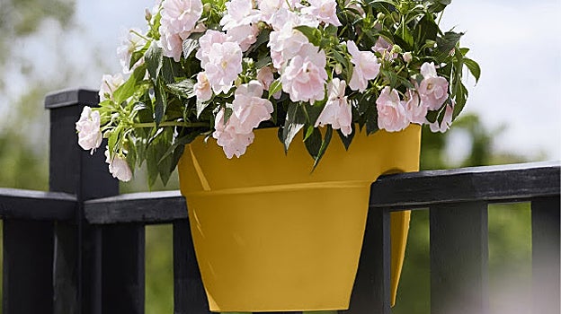 Maceta de balcón Elho, fabricada con plástico reciclado y reciclable