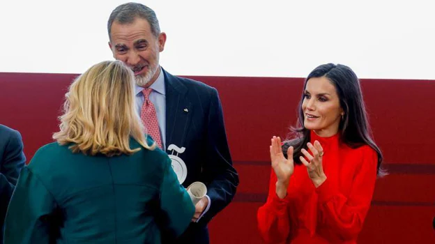 Urquiola al recibir el título de embajadora de Marca España de manos de los reyes Felipe VI y Letizia