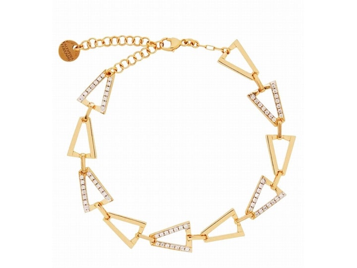 Brazalete de Valentina Ferragni Studio. Realizado en plata y bañado en oro de 18K con circonitas en las diferentes piezas que lo configuran. Un diseño basado en el logo de la firma con reminiscencias setenteras. Precio: 150€
