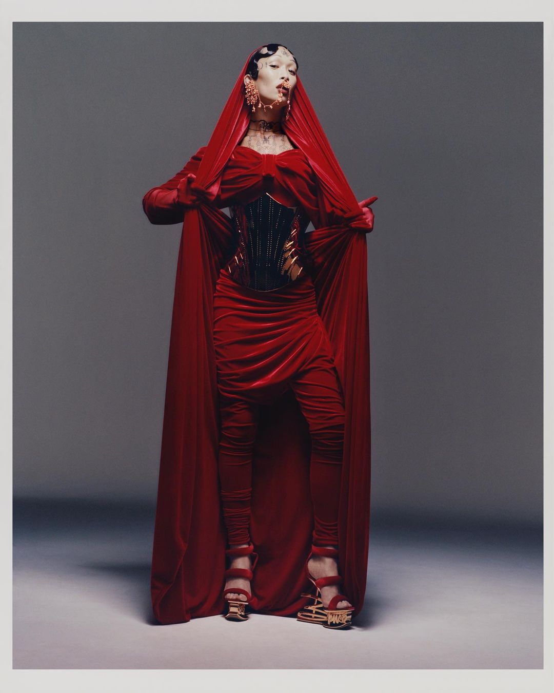 Mono drapeado de terciopelo carmesí Bustier impreso en 3D galvanizado en cromo dorado.