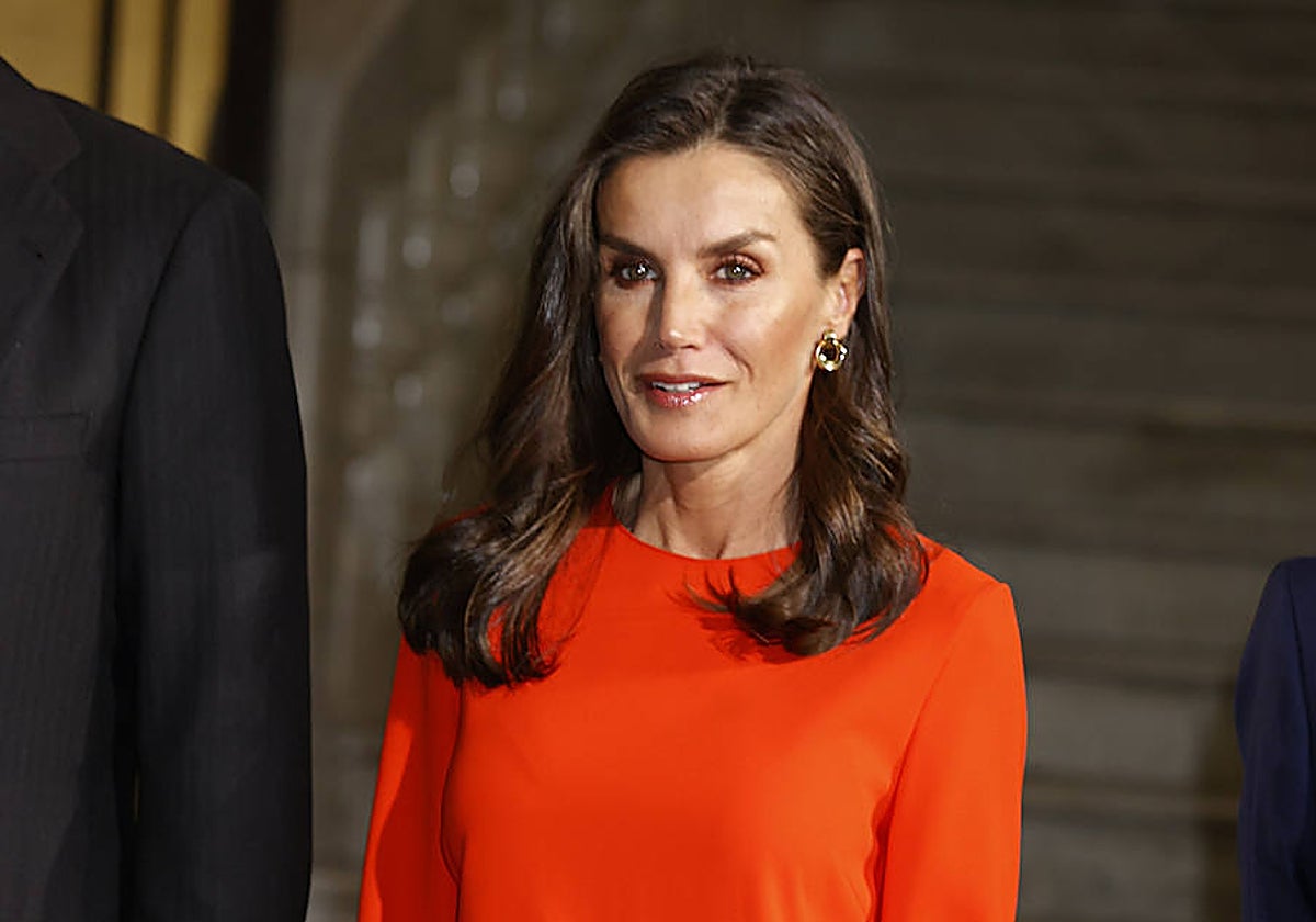 La reina Letizia recupera un conjunto naranja de Zara para acudir al centenario de la Casa del Libro en el Círculo de Bellas Artes de Madrid.