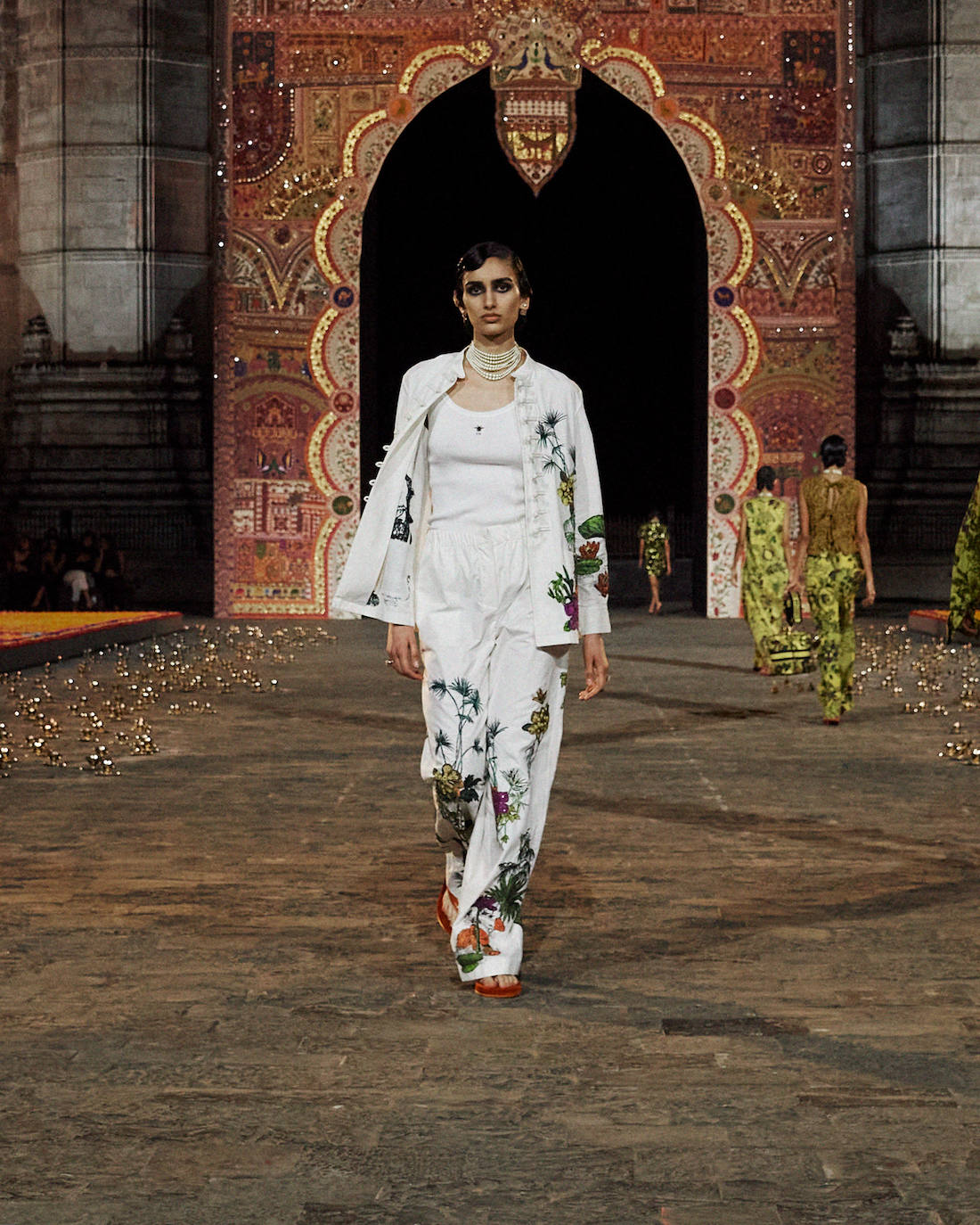 El dibujo floral indio está presente en conjuntos de pantalón y chaqueta como este, en vestidos y camisas. 