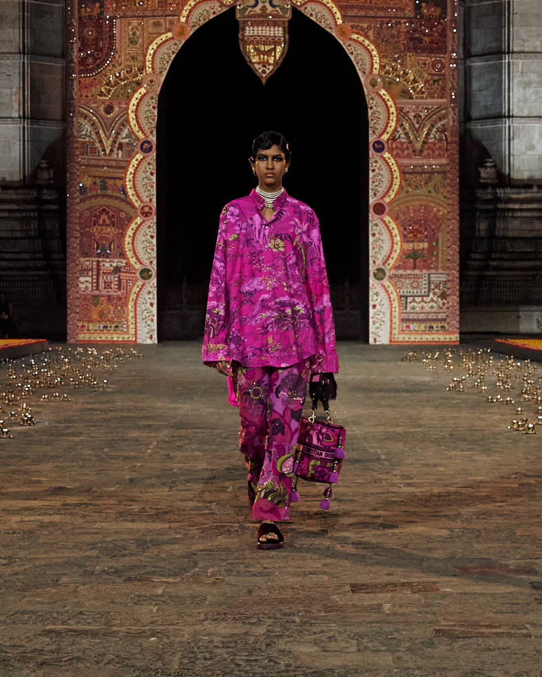 Conjunto de camisa y pantalón de seda con estampado floral. 