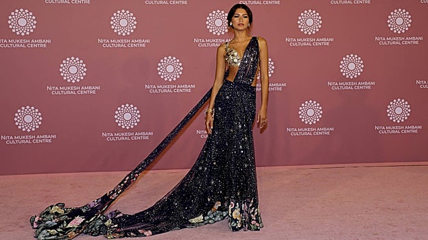 Zendaya también brilló en la alfombra roja con un espectacular sari con bordados y apliques, que homenajeaba a la tradición textil de la India.