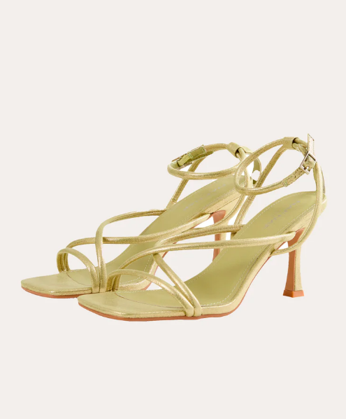 Sandalias con tacón de aguja y tiras doradas: 59,90 euros en Naf Naf.