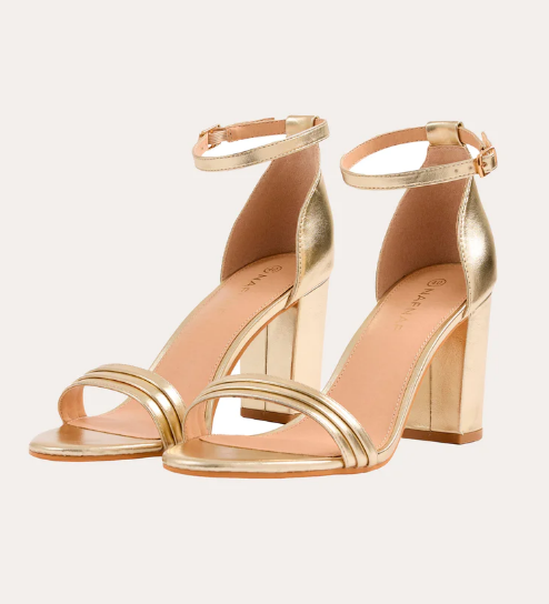 Sandalias doradas en tacón en bloque: 47,90 en Naf Naf.