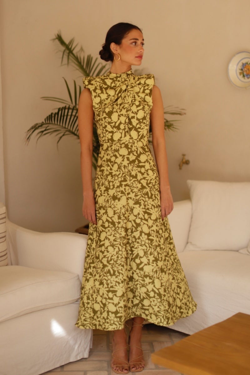 Vestido modelo manzanilla, de Barey. Un diseño que se realiza bajo encargo donde la atención, además de en el estampado, recae en los hombros y la falda midi con vuelo. Precio: 250 €.