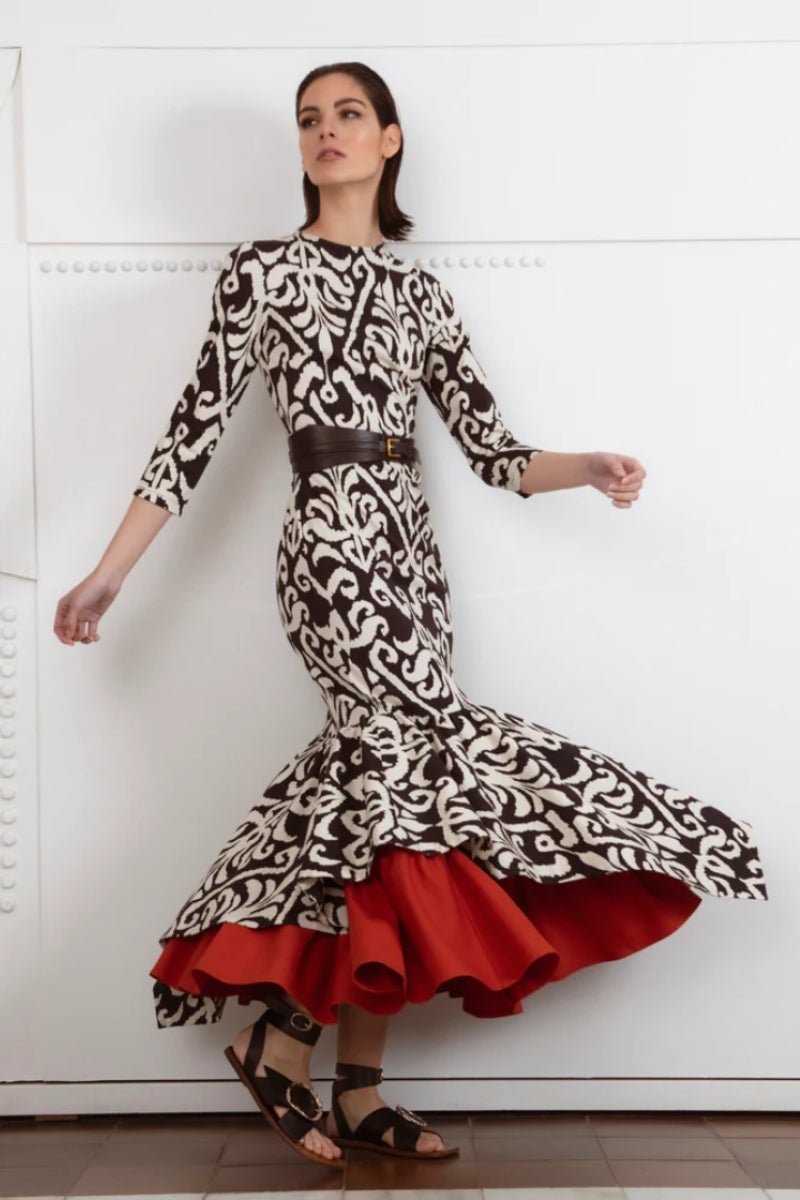 Vestido modelo Elia, de IQ Collection. Un modelo bicolor que se ajusta a la figura, con manga larga, cuello barco y detalles en el bajo con contrastes en rojo. Precio: 295€.