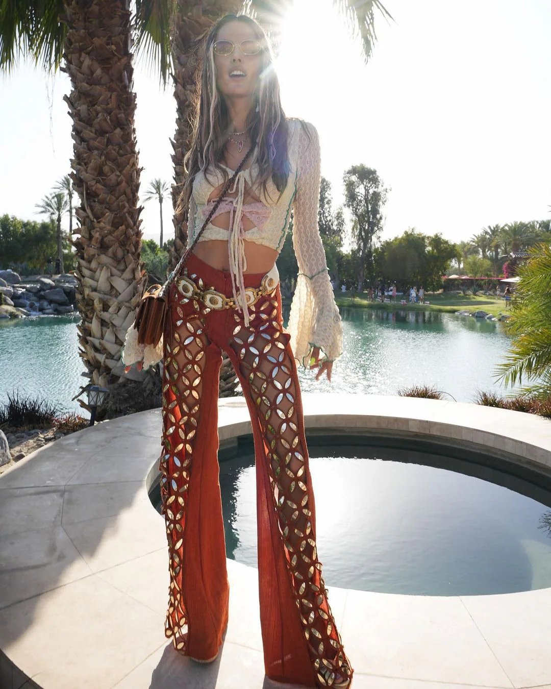 Alessandra Ambrosio con un look de inspiración hippie, formado por pantalones con transparencias y 'crop top' con aberturas. La modelo lució mechas de colores y mini trenzas, dos complementos imprescindibles para los festivales. 