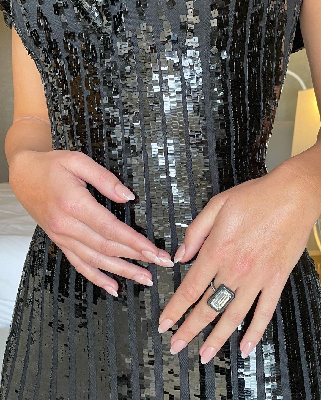 La manicura americana  es parecida a la francesa, pero con tonos más cremosos y sutiles. Margot Robbie se apunta a ella esta primavera. Es elegante y perfecta para las que prefieren llevar las uñas discretas. 