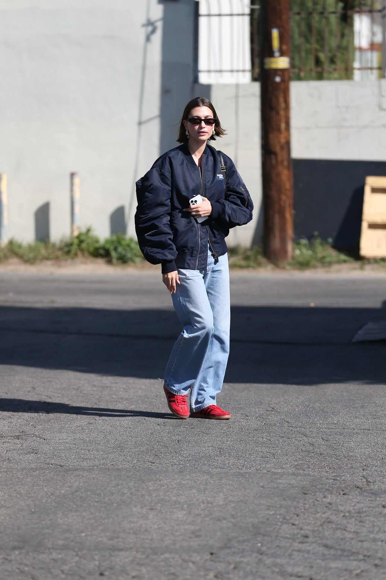 Hailey Baldwin con deportivas rojas de Adidas.