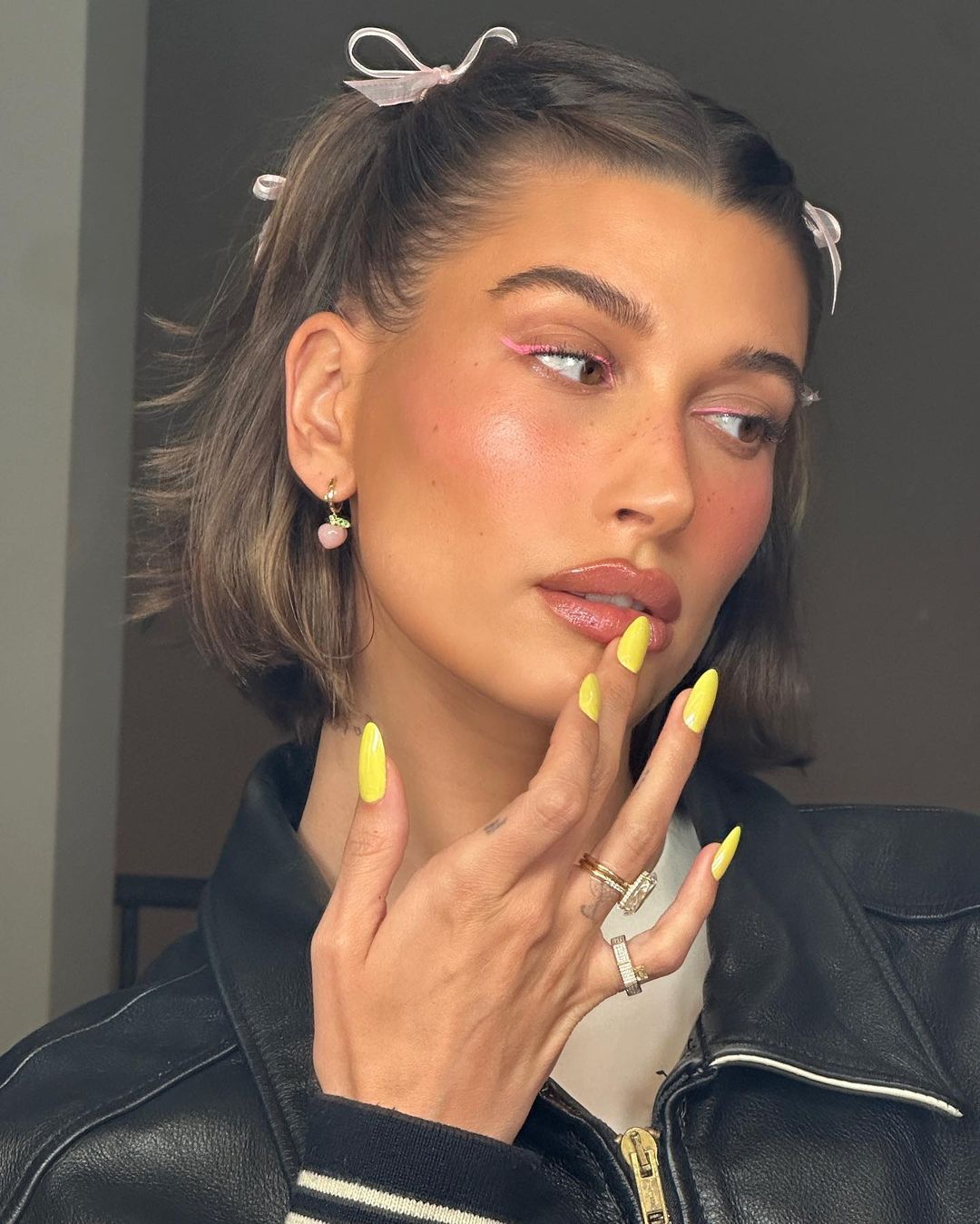La manicura flúor es un 'must  have' del buen tiempo. Hailey Bieber apuesta esta primavera por el amarillo. 