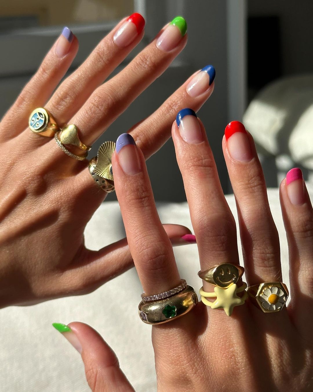 La manicura francesa no puede faltar cada primavera, pero para las más arriesgadas se combina con la multicuolor y el resultado no puede ser más bonito. 