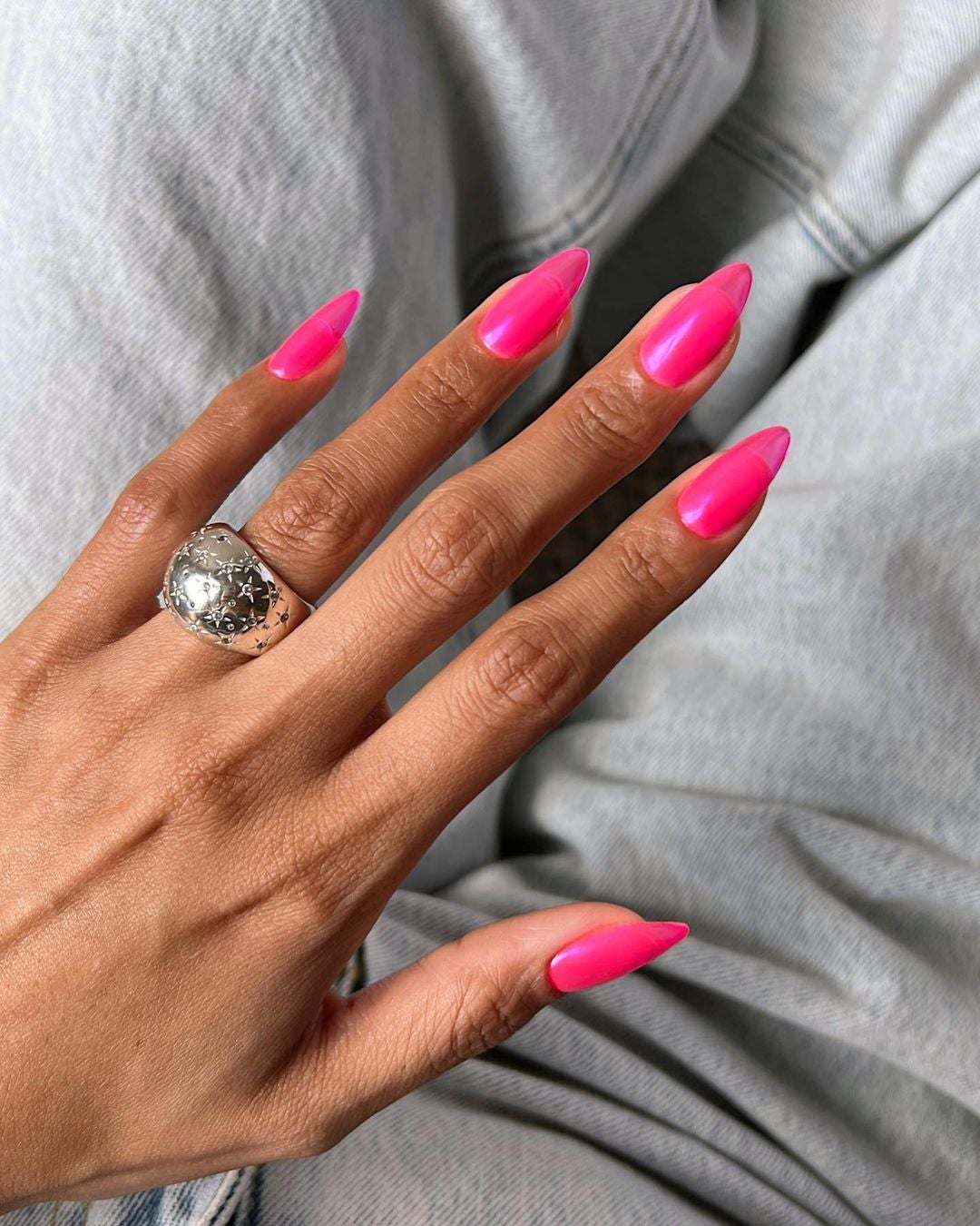 Otra manicura en clave rosa, pero con un tono más subido. Es ideal para resaltar el bronceado de la piel. 