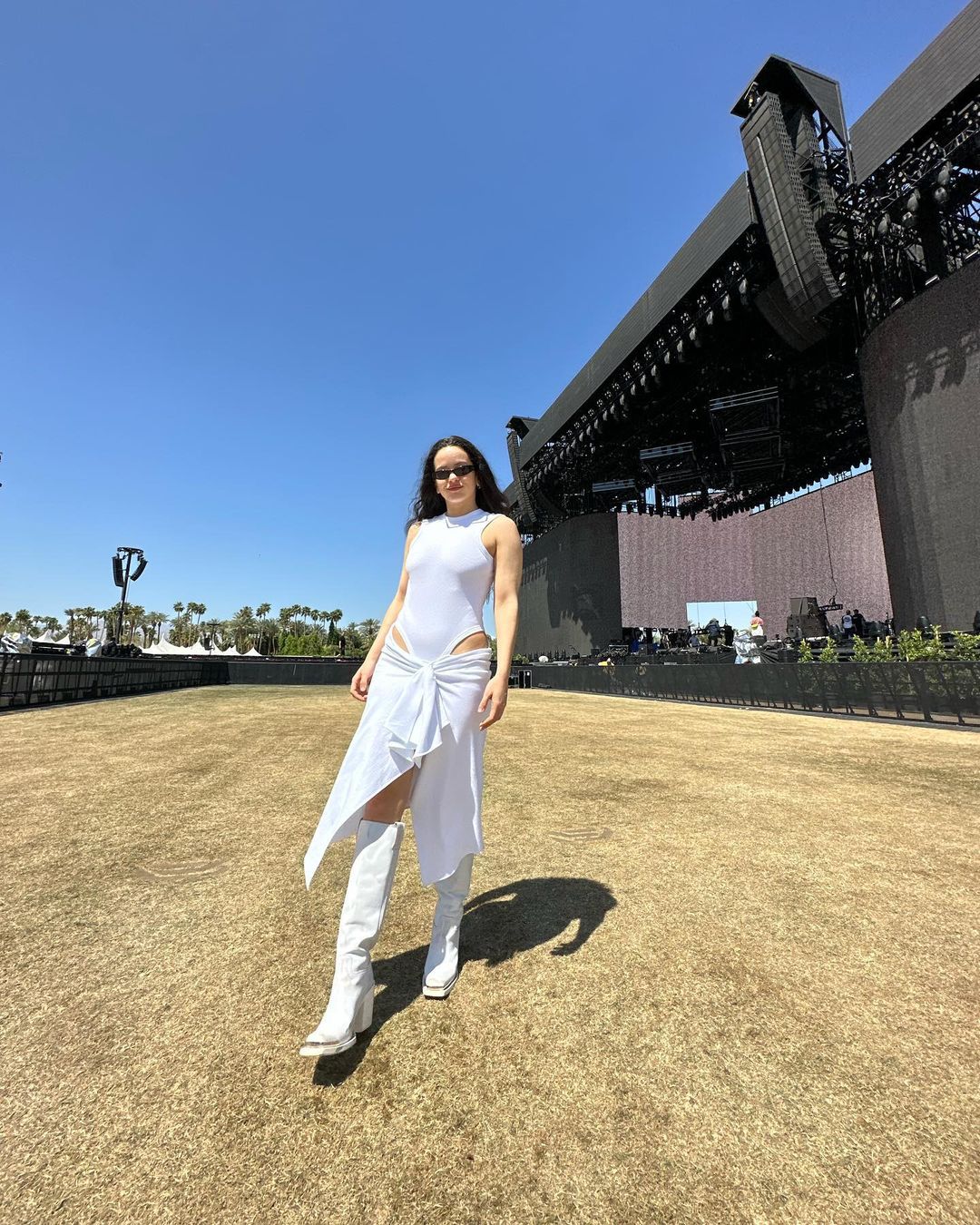 Rosalía con un look 'total white' en el Festival de Coachella. 