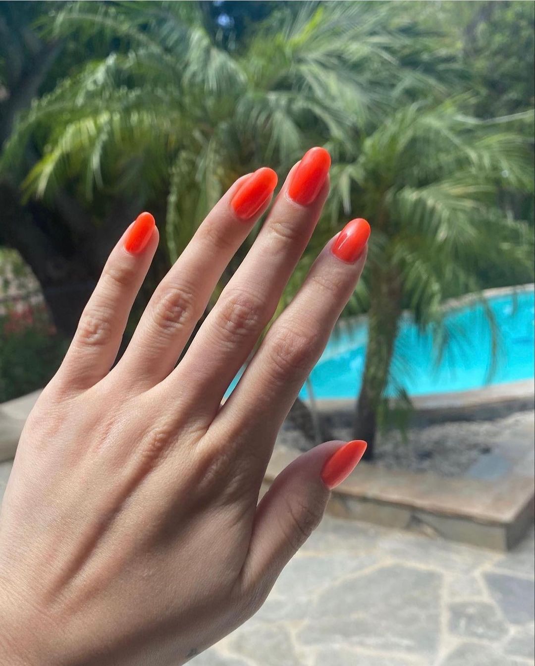 El rojo es un básico, y esta temporada Tom Bachik, uno de los manicuristas más conocidos, propone el rojo neón. 