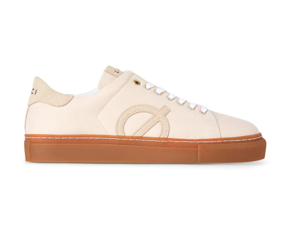 Este modelo es la zapatilla más sostenible de la marca Loci, fabricadas con materiales reciclados que te ofrecen una parte superior resistente al agua. Su precio es de 180 euros.