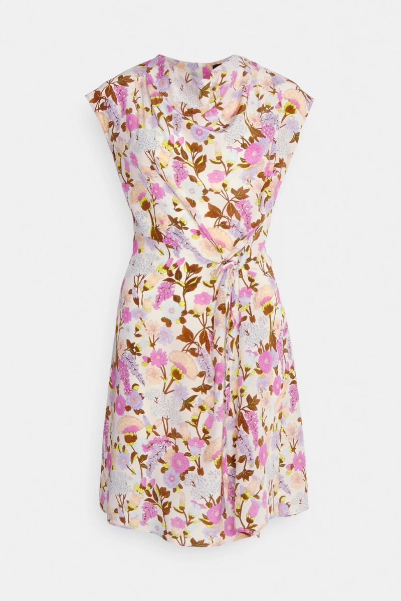 Romantico. Vestido modelo Sagoma con cuello barco, manga sisa, falda vaporosa y estampado de flores, de Weekend MaxMara. Precio: 329,95€.