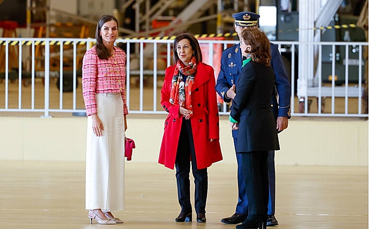 Imagen principal - La reina estrena chaqueta de tweed corta en tonos rosas, pantalón blanco tipo culotte y zapatos 'slingback' de color beige. 