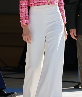 Imagen secundaria 2 - La reina estrena chaqueta de tweed corta en tonos rosas, pantalón blanco tipo culotte y zapatos 'slingback' de color beige. 