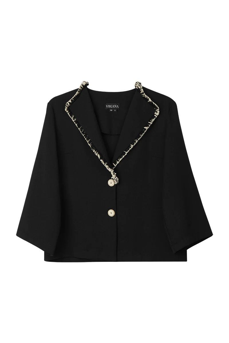 Blusa modelo 'Claudine', de Vogana. Precio: 155€. Confeccionada en viscosa y lino, con manga tres cuartos, cierre con botones y solapa rematada con flecos. Una prenda ideal para el fondo de armario que resolverá el estilismo aquellos días en los que no sepa qué ponerse.