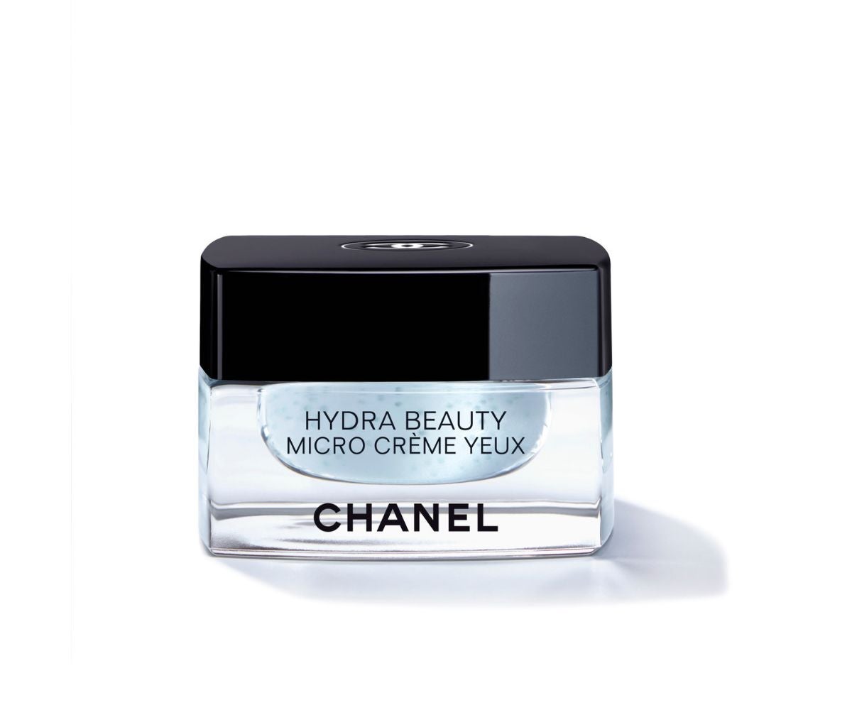 Contorno de ojos Hydra Beauty Micro Crème Yeux de Chanel (65 €). Crema hidratante microfluida para el contorno de los ojos con camelia blanca que reaviva e iluminas las miradas apagadas y cansadas, que proporciona una experiencia sensorial única. Hidrata la delicada piel del contorno de los ojos, atenúa las ojeras y actúa sobre la apariencia de las bolsas.
