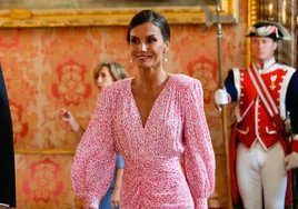 El idilio de la reina Letizia con el color rosa y las marcas españolas continúa con su nuevo vestido