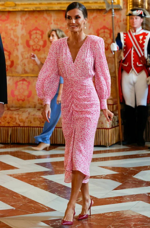 El idilio de la reina Letizia con el color rosa y las marcas