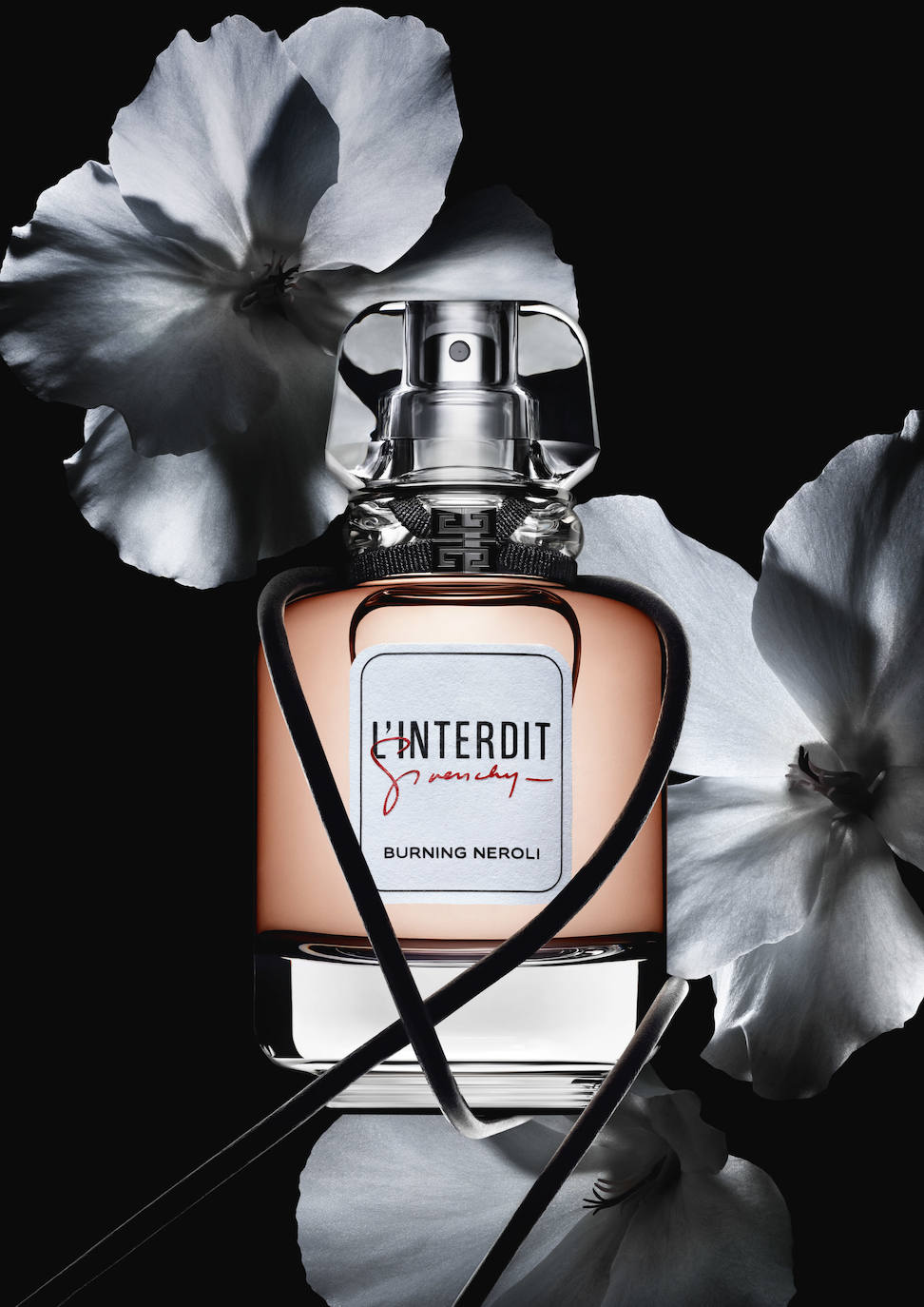 L’Interdit Millésime Burning Neroli 2023 de Givenchy (108 €, exclusiva en Douglas). Una nueva edición limitada con el Azahar como flor protagonista a través del aceite esencial de neroli. Creada por los perfumistas Fanny Bal, Anne Flipo y Dominique Ropion, revela una fragancia floral amaderada llena de contrastes explosivos y hechizantes.
