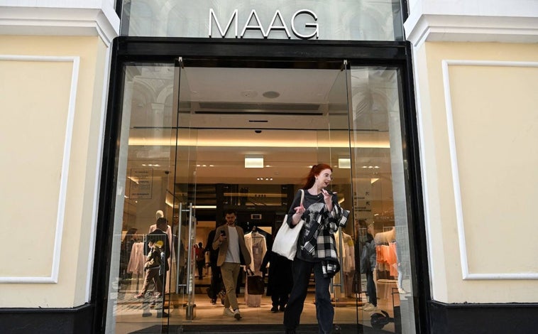 Imagen principal - Maag abre su primera tienda en Moscú, y sorprende el parecido de la tienda con el buque insignia de Inditex. 