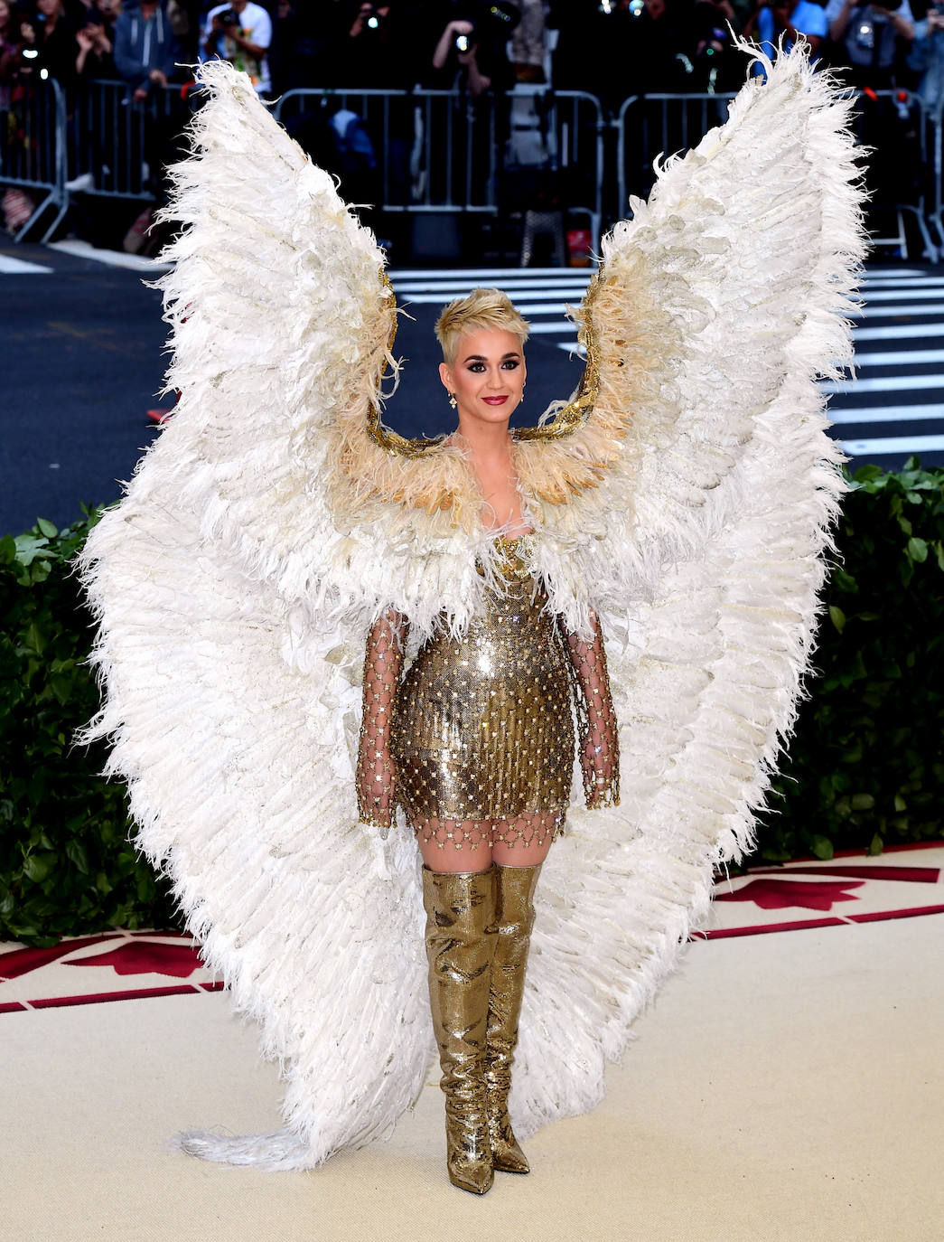 Katy Perry en la Gala Met 2018 de Versace con un estilismo dorado que incluía unas alas de ángel en tamaño XXL. 