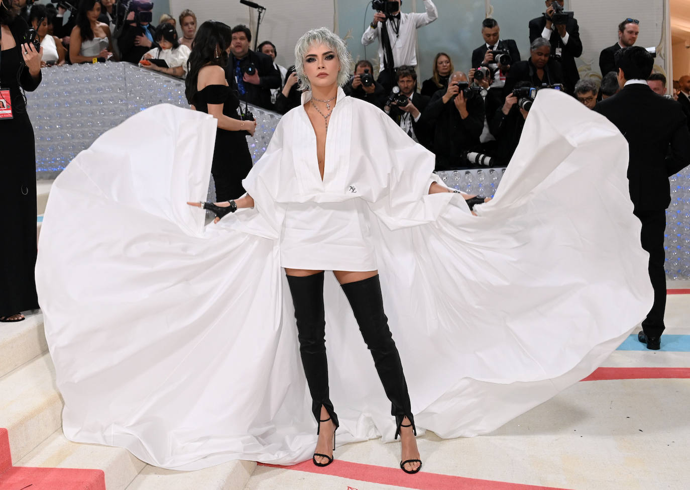 Cara Delevingne en la Gala Met 2023. Su diseño llevaba, entre otros detalles, las iniciales de Karl Lagerfeld bordadas en la parte delantera de la falda.