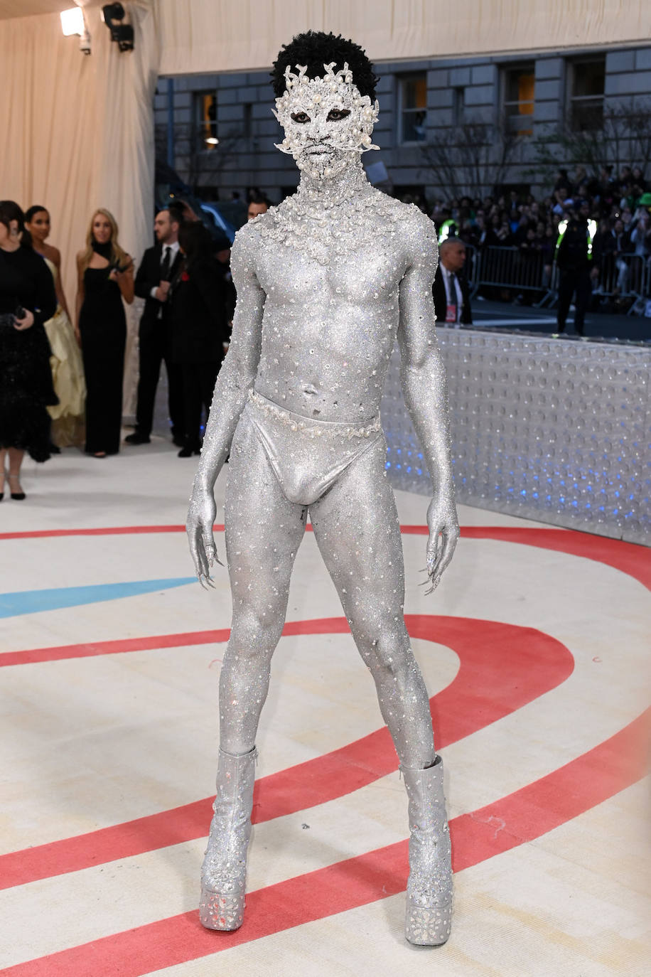 El rapero Lil Nas X en la Gala Met 2023 con su peculiar guiño al gato de Karl Lagerfeld.