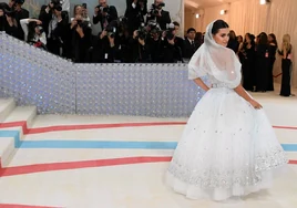 Penélope Cruz deslumbra como anfitriona de la Gala Met en Nueva York
