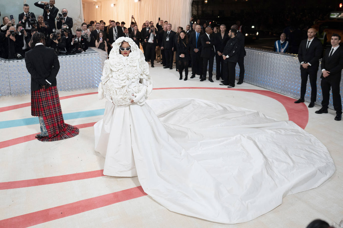 Rihanna, embarazada de su segundo hijo, fue la última famosa en llegar a la gala Met 2023. Lo hizo con un vestido blanco con capa de camelias adaptado especialmente para ella por Valentino.