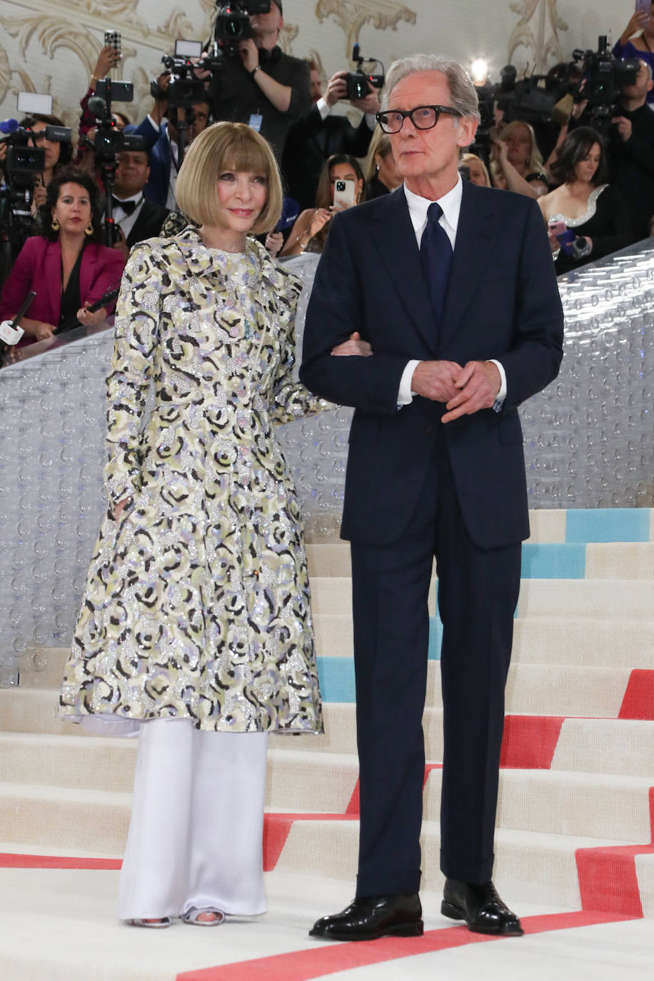 Anna Wintour, supervisora de la Gala Met en los últimos años, a su llegada al museo neoyorkino junto con Bill Nighy.