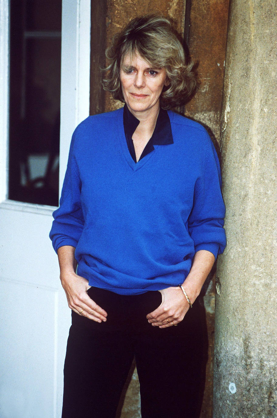 En 1990 Camilla Parker Bowles con un look cómodo, con pantalones y jersey. 