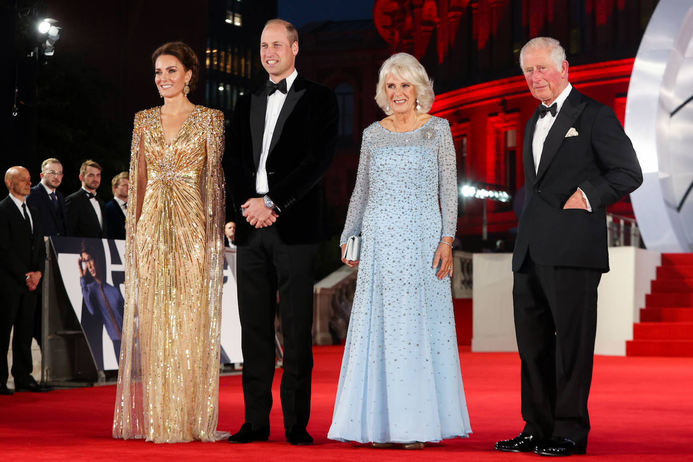 En la première en Londres de la película de James Bond «No Time To Die», Camilla eligió un sencillo vestido de fiesta en color azul celeste con pedrería. 