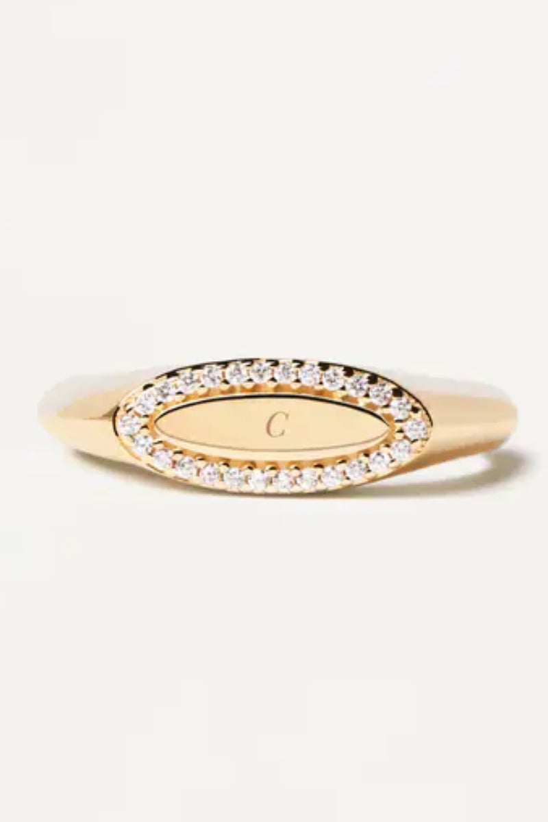 Sortija con sello personalizable, de PdPaola. Ideal para las madres más presumidas. El diseño está realizado en plata de ley y bañado en oro de 18k cuyo sello está rodeado de circonitas blancas. Se puede grabar con la inicial elegida para hacerlo todavía más especial. Precio: 75€.