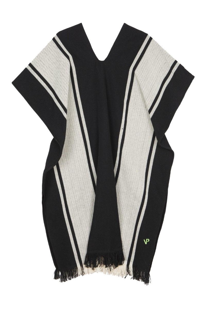 Poncho oversize, de Victoria Prada. Perfecto de cara a las jornadas playeras sin prescindir del buen gusto. Una pieza bicolor, sin mangas y con costuras en los laterales. Precio: 85€.