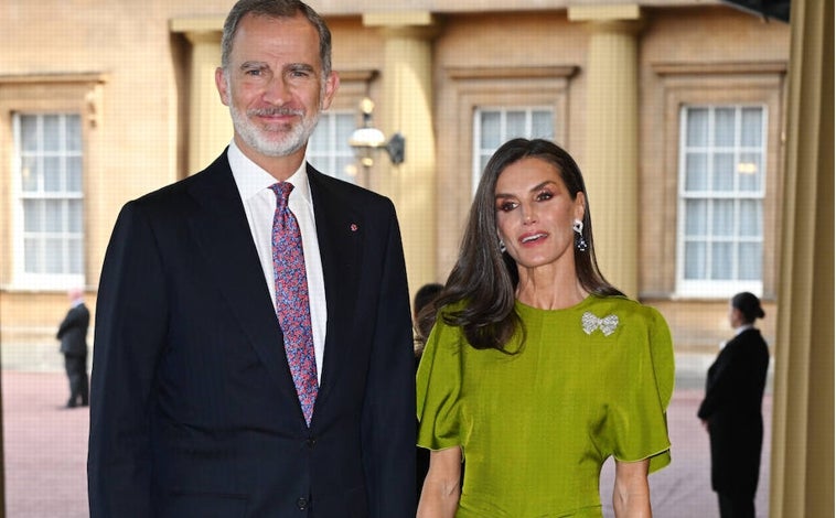 Foto principal - La Reina dio una lección de estilo con un precioso vestido de Victoria Beckham que le quedó como anillo al dedo, que combinó con espectaculares joyas.