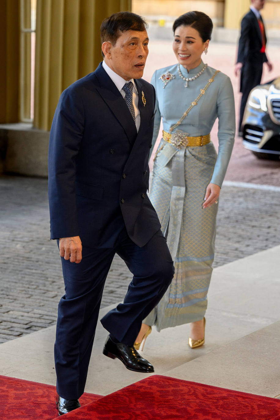 Suthida, la reina de Tailandia, se ha decantado por un traje típico de su país en color azul cielo con detalles dorados. 
