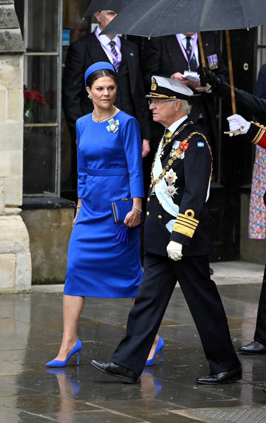 Victoria de Suecia se ha decantado por un vestido en color azul klein a juego con los salones, el bolso y el tocado. 