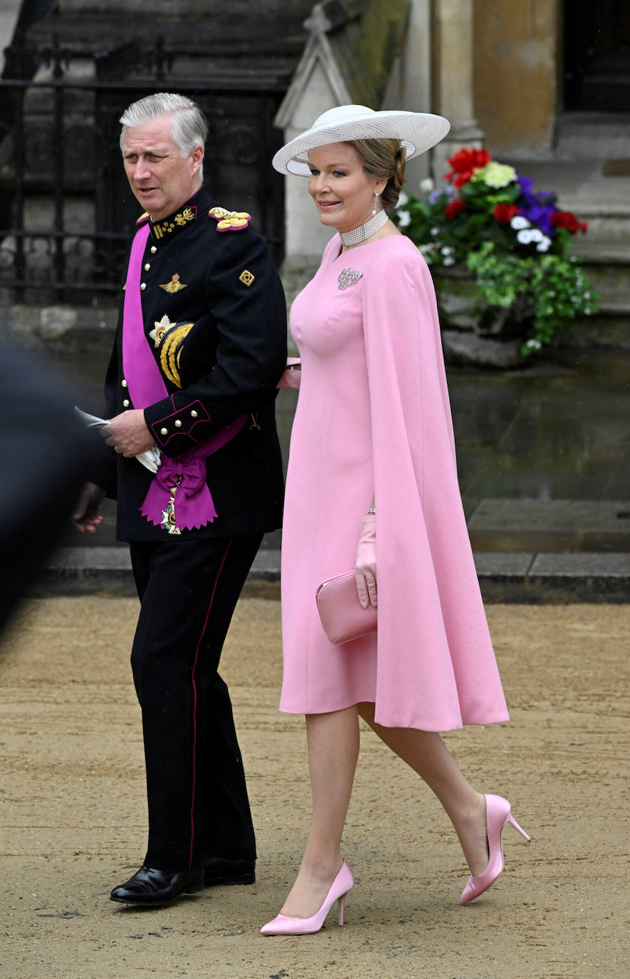 La reina Matilde de Bélgica ha elegido un total look en color rosa, como doña Letizia. En cambio lo ha combinado con una pamela en tono blanco del británico Philip Treacy.