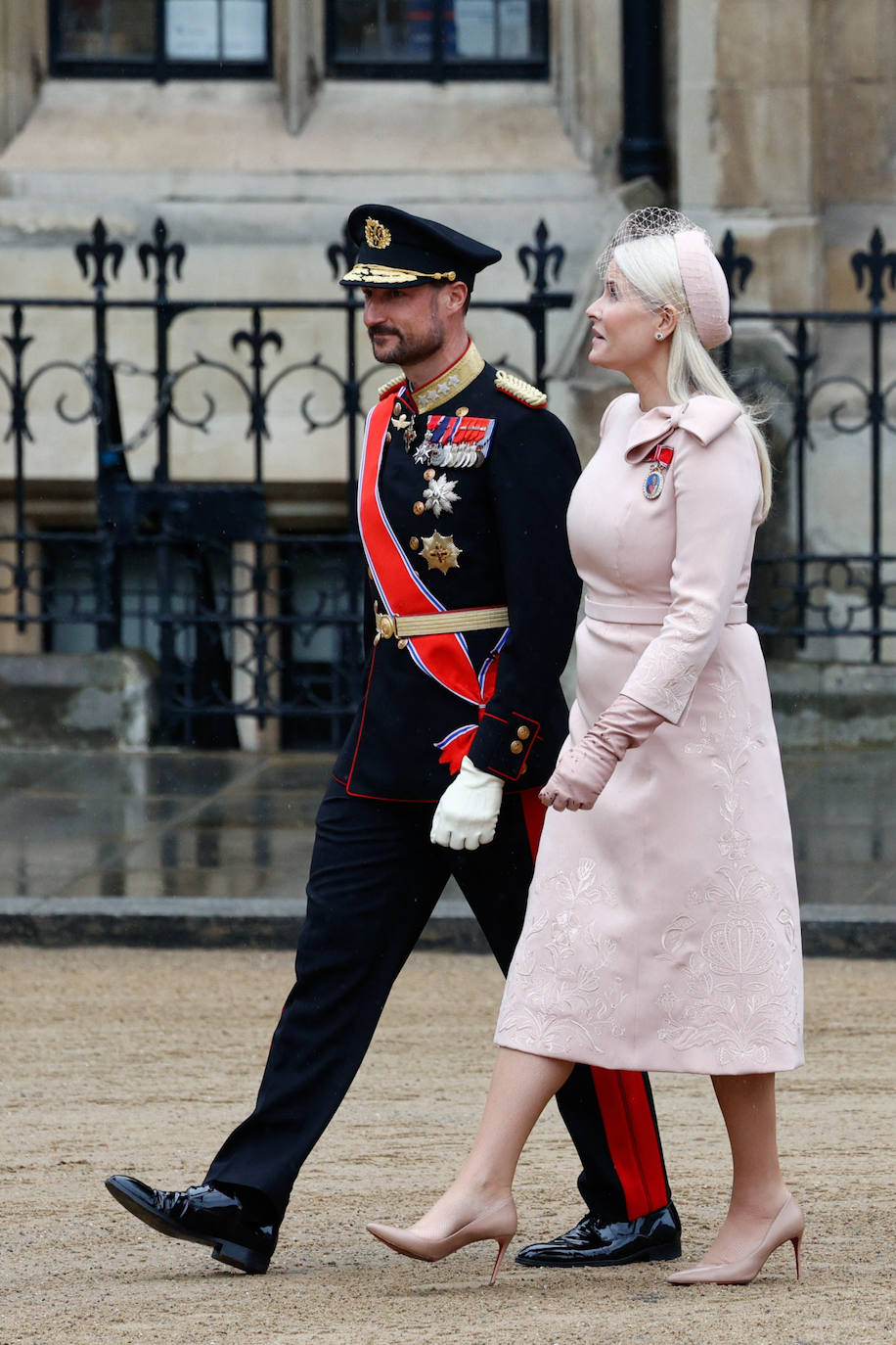 El príncipe Haakon, de uniforme, y la princesa Mette-Marit de color rosa pastel, con vestido de Peter Dundas y salones de Christian Louboutin. 