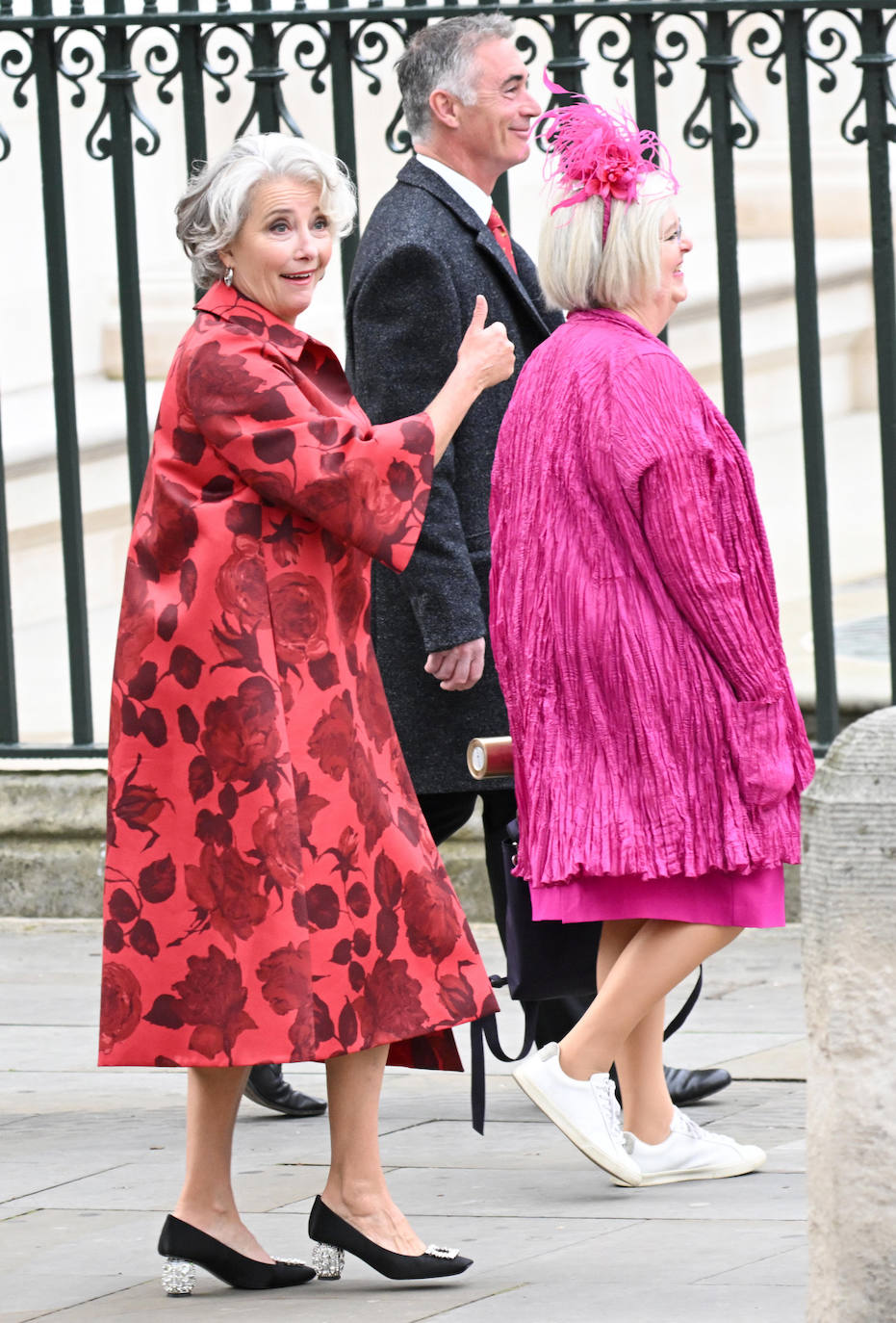 La actriz Emma Thompson a su llegada a la abadía de Westminster con un vistoso abrigo rojo con estampado floral. 