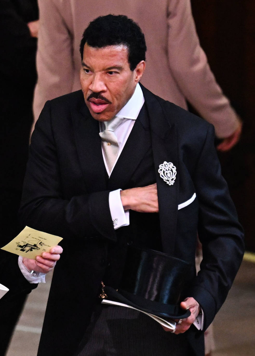 El cantante Lionel Richie, que actuará en el gran concierto que se ha organizado con motivo de la coronación, con frac y un elegante broche en la solapa. 