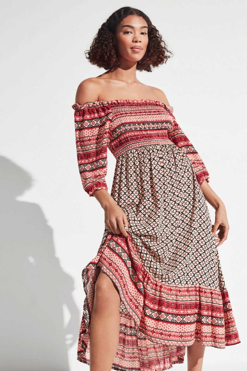 Women’secret. Vestido de aires boho con cuello barco y panal de abeja con prints geométricos en tonos tierra. Precio: 39,95€.