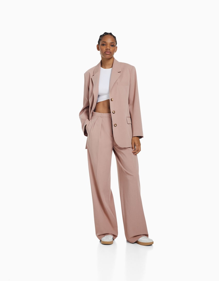 Traje de Bershka. Chaqueta 45,99 euros y pantalón 29,99 euros. 